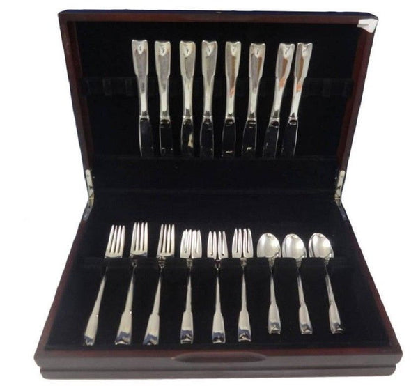 Colonial Theme by Lunt Sterling Silver Flatware Set For 8 Service 32 Pieces
